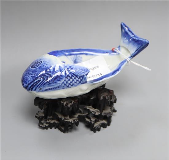 A Chinese blue and white fish dish, carved hongmu stand length 13cm